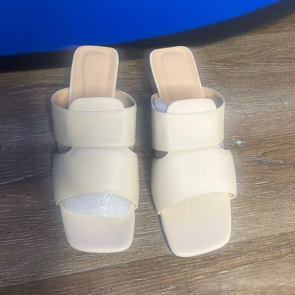Chunky heeled mule beiges sandals
